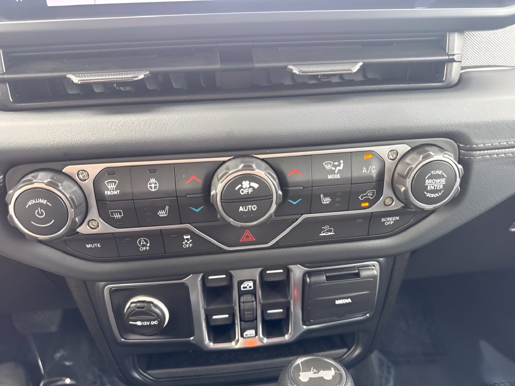 Used 2026 Jeep Wrangler Unlimited Sahara AWD/4WD image 19