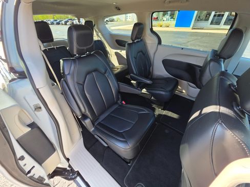 Used 2024 Chrysler Pacifica Touring-L FWD image 16
