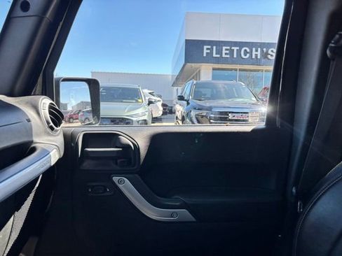 Used 2016 Jeep Wrangler Unlimited Sahara w/ Connectivity Group AWD/4WD image 12