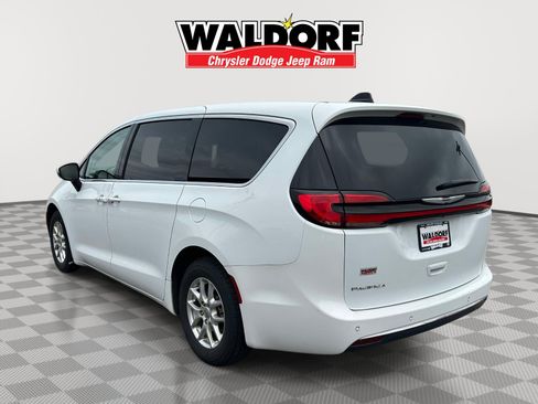 Used 2023 Chrysler Pacifica Touring-L FWD image 4