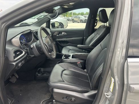 Used 2025 Chrysler Pacifica Select FWD image 9
