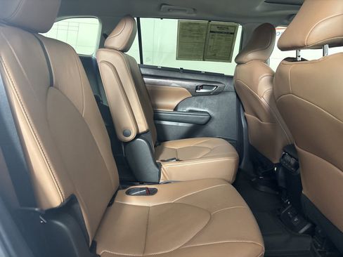 Used 2025 Toyota Highlander XLE image 28