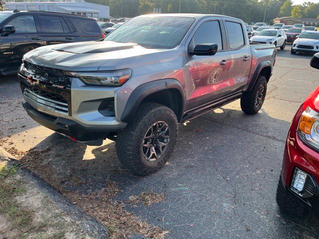 Used 2025 Chevrolet Colorado ZR2 w/ Technology Package AWD/4WD image 4