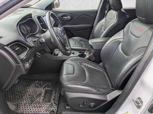 Used 2019 Jeep Cherokee Trailhawk image 17