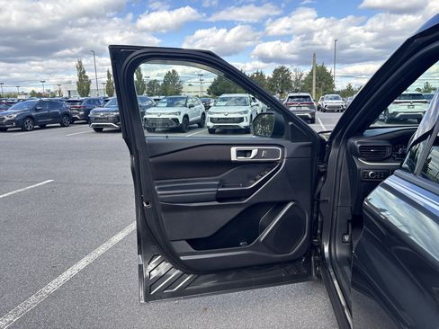 Used 2020 Ford Explorer XLT image 31