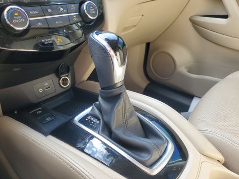 Used 2018 Nissan Rogue SL w/ Premium Package image 34