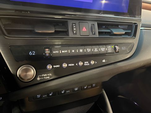 Used 2024 Lexus ES 350 Ultra Luxury w/ Accessory Package (Z1) image 17