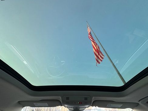 Used 2024 Volkswagen Taos SE w/ Panoramic Sunroof Package image 21