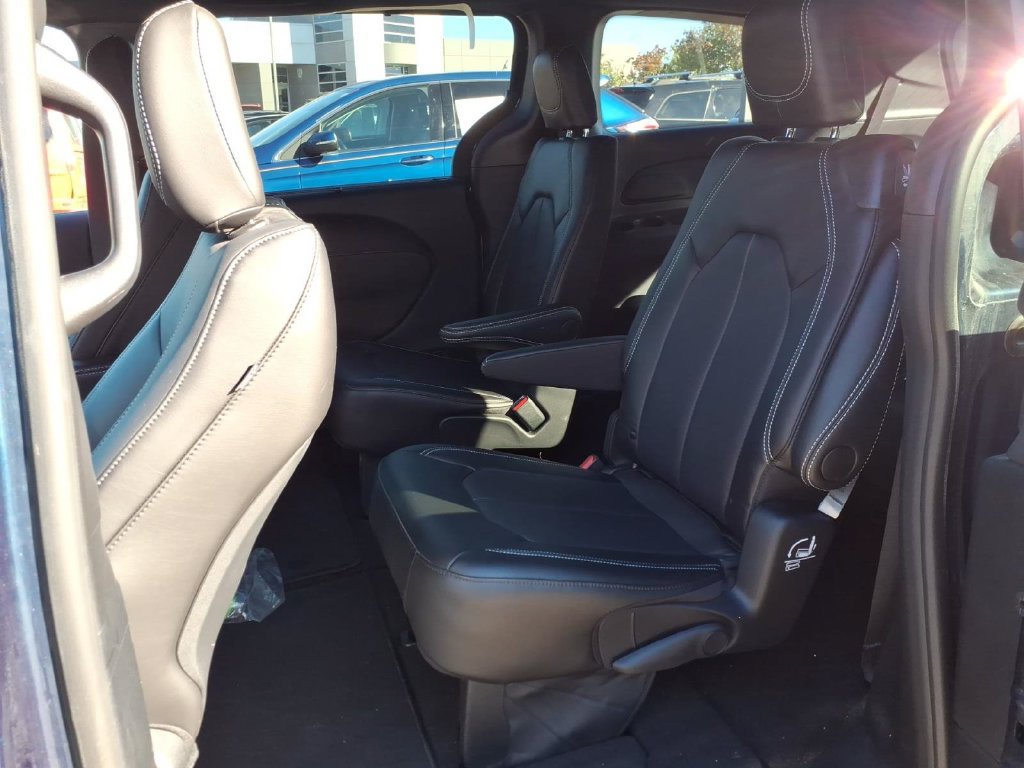 Used 2025 Chrysler Pacifica Select FWD image 11