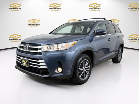 Used 2018 Toyota Highlander XLE FWD image 3