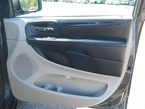 Used 2020 Dodge Grand Caravan SE w/ UConnect Hands-Free Group FWD image 11