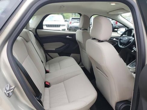Used 2016 Ford Focus SE w/ SE Power Seat Package FWD image 16