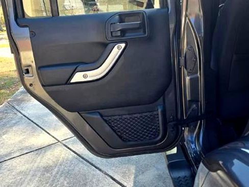 Used 2018 Jeep Wrangler Unlimited Sahara w/ Connectivity Group image 15