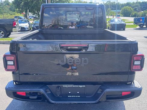 Used 2022 Jeep Gladiator Overland AWD/4WD image 4