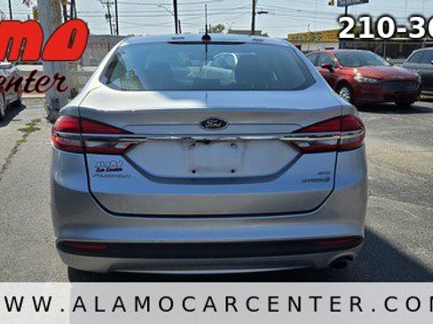 Used 2017 Ford Fusion SE image 4