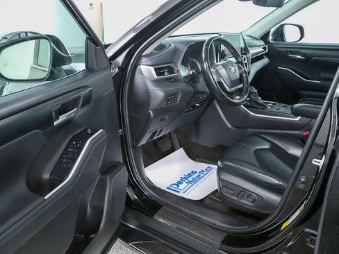 Used 2023 Toyota Highlander XLE AWD/4WD image 3