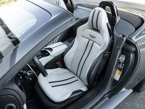 Used 2021 Aston Martin V8 Vantage Roadster image 8