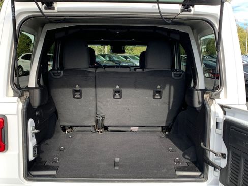 Used 2025 Jeep Wrangler Sahara image 30