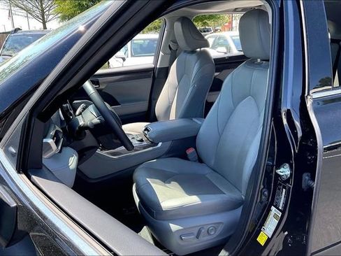 Used 2025 Toyota Highlander Limited AWD/4WD image 25