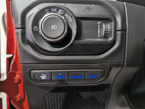 Used 2025 Jeep Wrangler Unlimited Sahara image 9