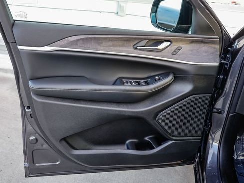 New 2025 Jeep Grand Cherokee Limited w/ Black Appearance Package image 22