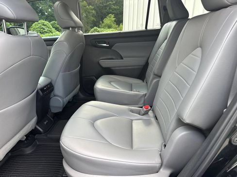 Used 2023 Toyota Highlander XLE FWD image 21
