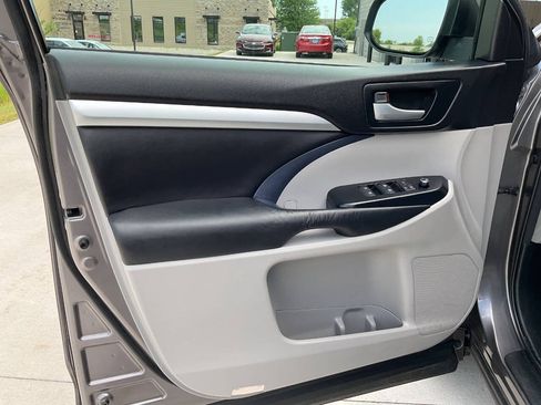 Used 2015 Toyota Highlander XLE AWD/4WD image 30