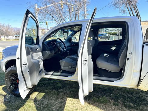 Used 2015 Toyota Tacoma w/ SR5 Package image 20