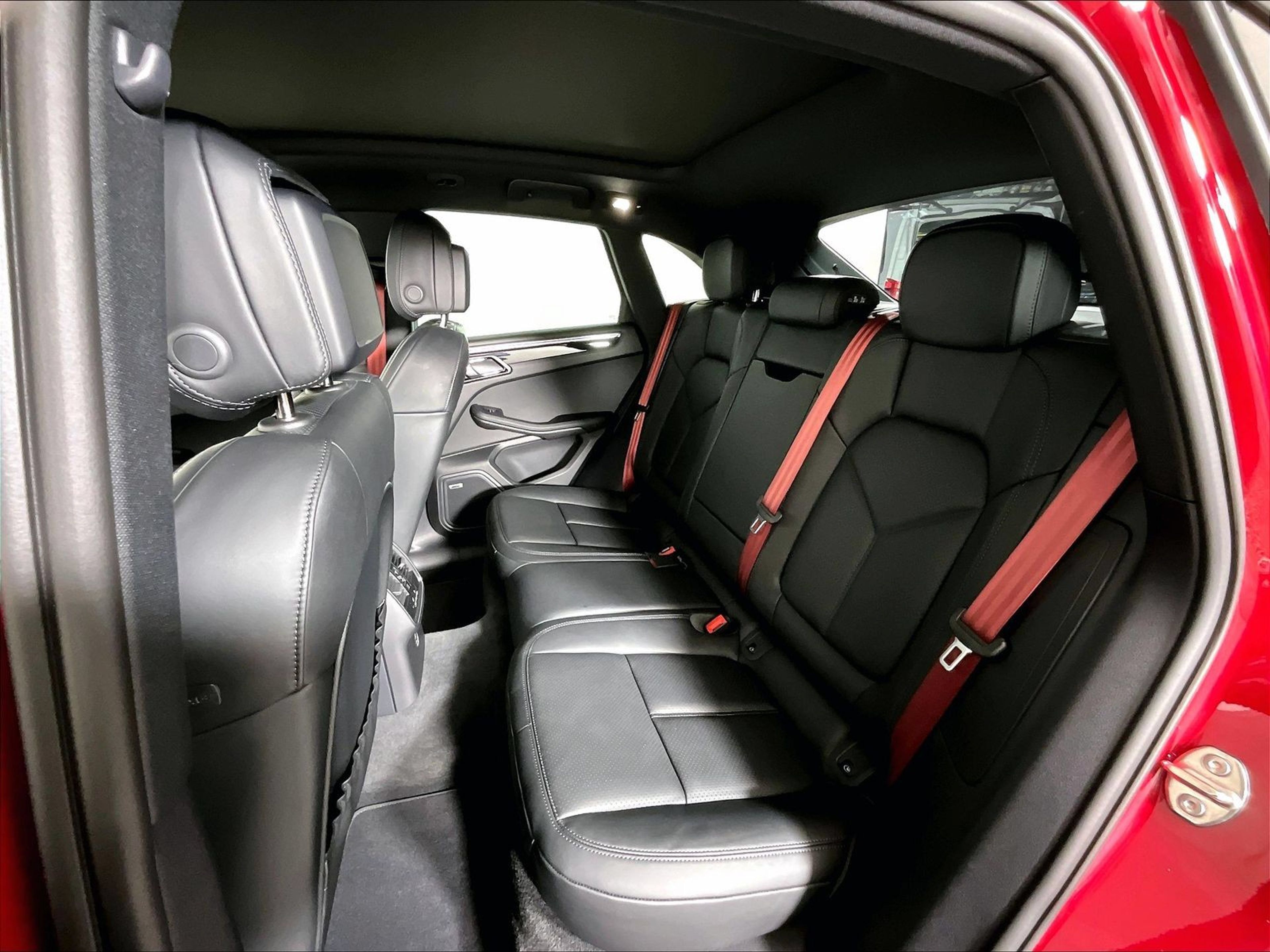 Used 2026 Porsche Macan AWD/4WD image 22