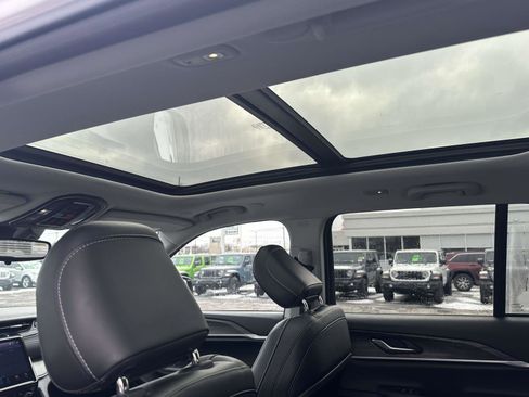 Used 2023 Jeep Grand Cherokee Limited image 16