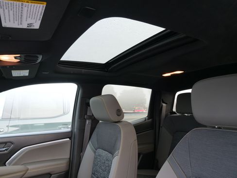 Used 2024 Chevrolet Colorado ZR2 w/ Technology Package image 29