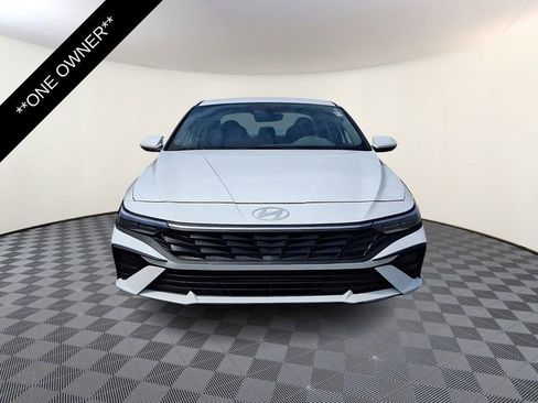 Used 2025 Hyundai Elantra SE FWD image 2