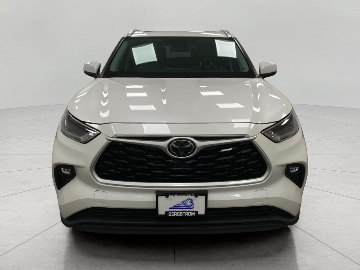Used 2021 Toyota Highlander XLE AWD/4WD image 11