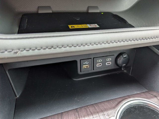 Used 2024 Toyota Highlander Limited FWD image 25