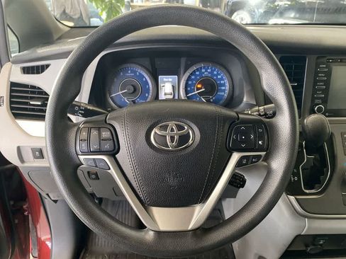 Used 2020 Toyota Sienna LE w/ LE Preferred Package image 14