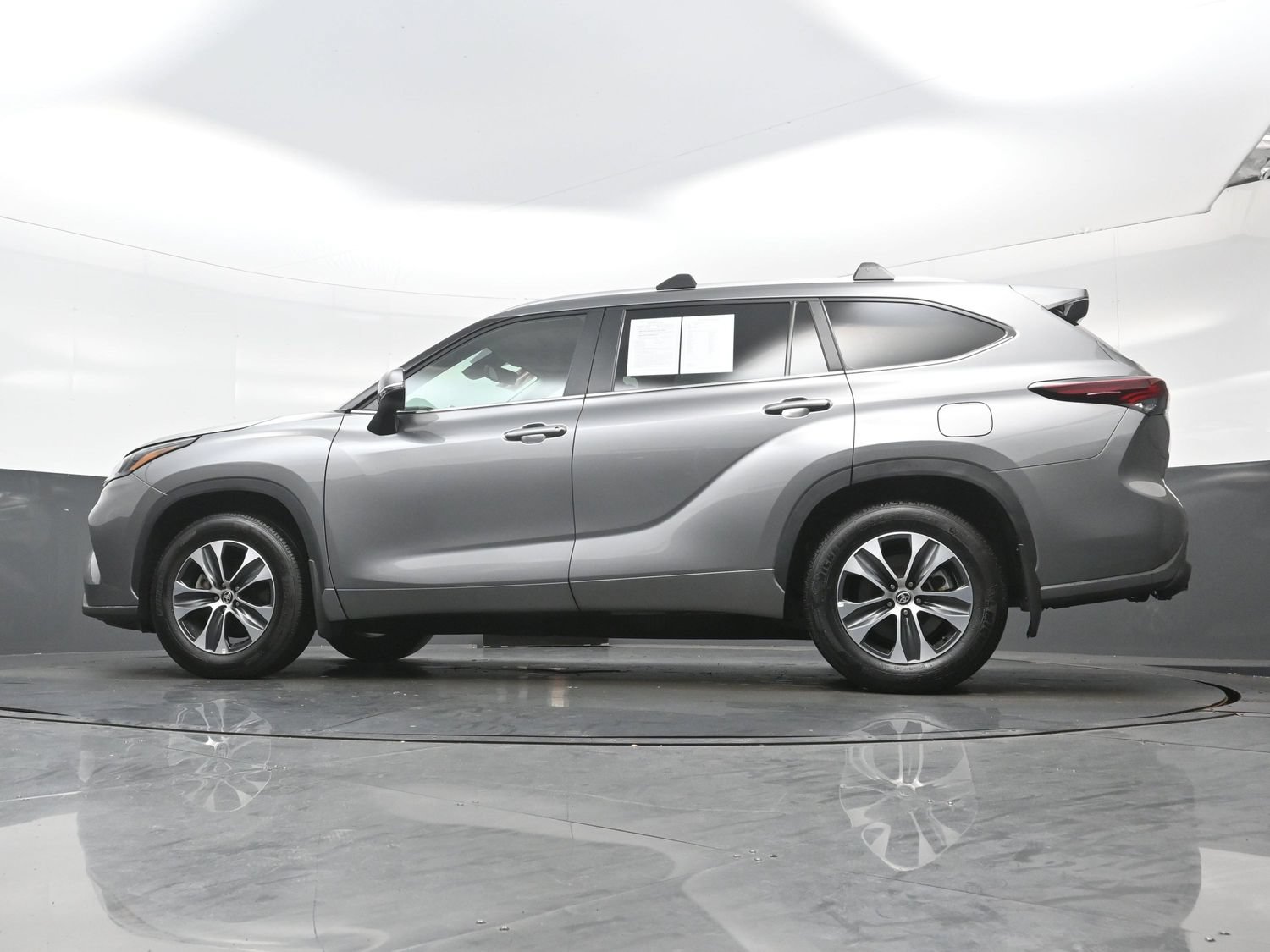 Used 2025 Toyota Highlander XLE AWD/4WD image 31