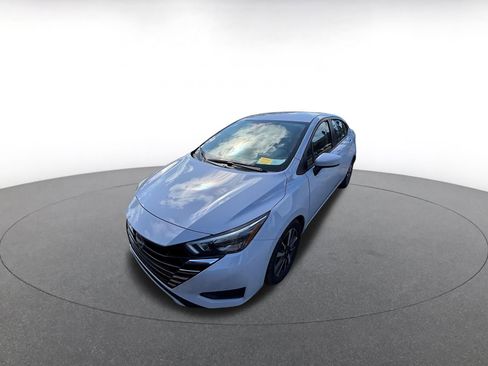 Used 2025 Nissan Versa SV image 4