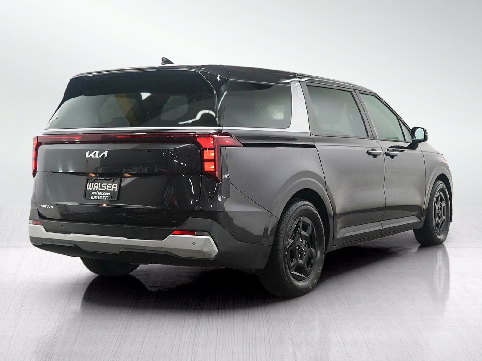 Used 2025 Kia Carnival FWD image 5