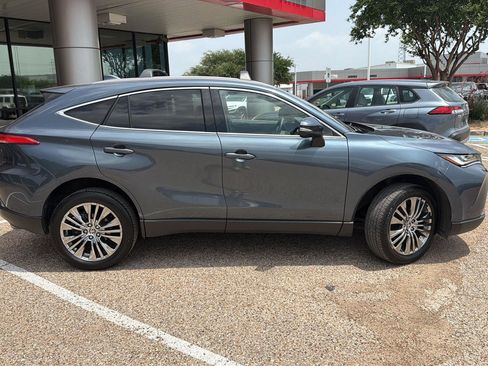Used 2024 Toyota Venza XLE AWD/4WD image 2