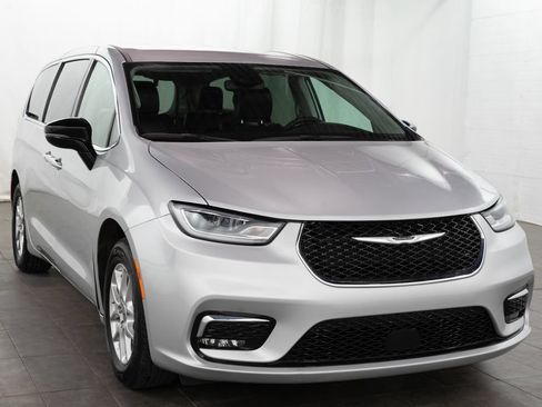 Used 2024 Chrysler Pacifica Touring-L FWD image 1