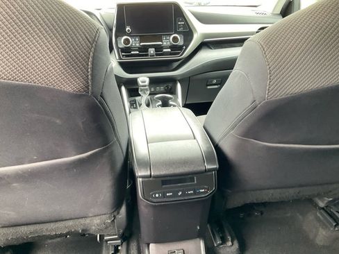 Used 2024 Toyota Highlander LE image 28