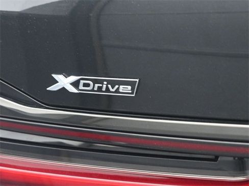 Used 2022 BMW 740i xDrive w/ M Sport Package image 25