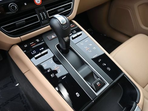Certified 2025 Porsche Macan AWD/4WD image 22