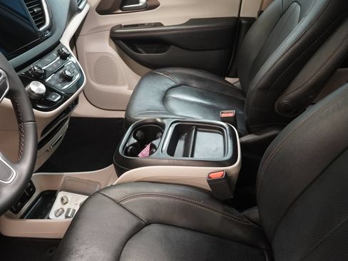 Used 2018 Chrysler Pacifica Touring-L w/ Premium Audio Group FWD image 7