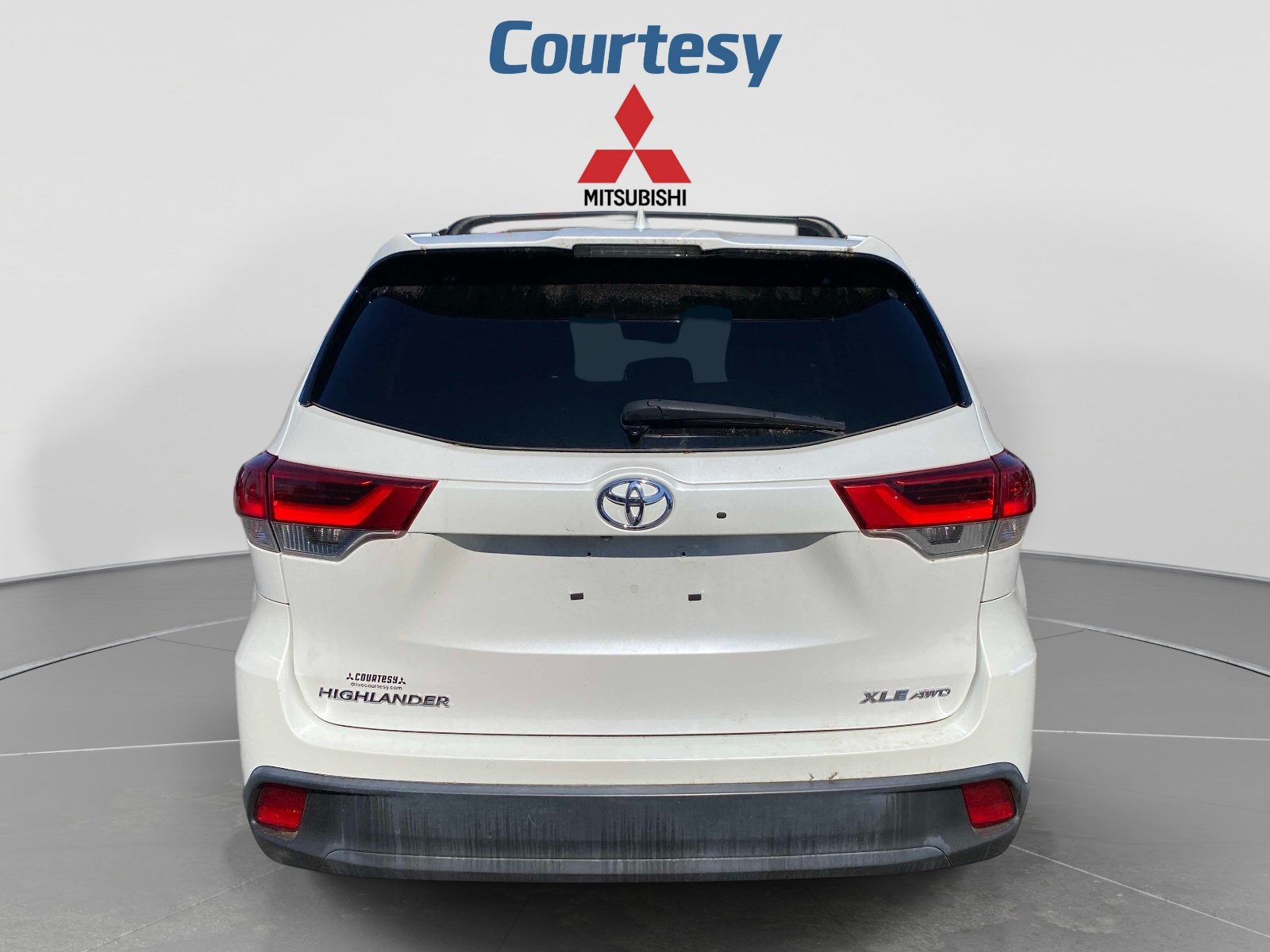 Used 2019 Toyota Highlander XLE AWD/4WD image 4