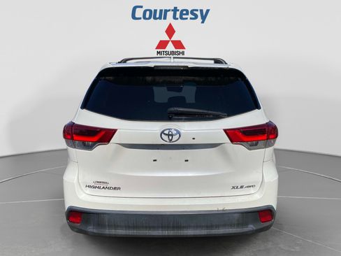 Used 2019 Toyota Highlander XLE AWD/4WD image 4