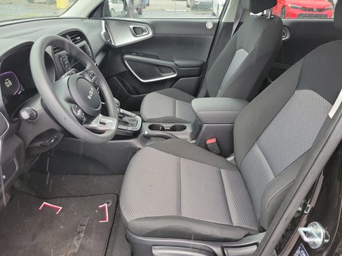 Certified 2025 Kia Soul LX w/ LX Technology Package FWD image 16