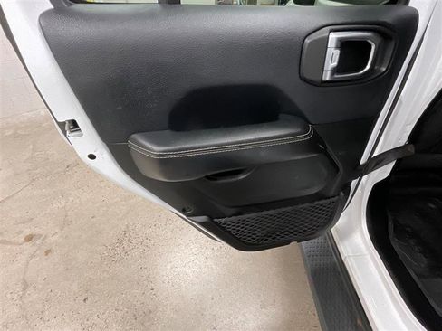 Used 2018 Jeep Wrangler Unlimited Sahara AWD/4WD image 12