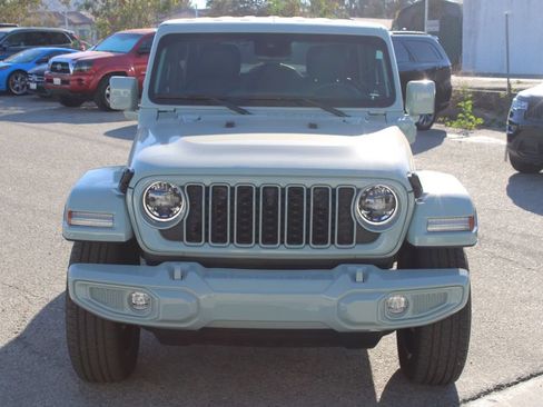 Used 2024 Jeep Wrangler Unlimited Sahara w/ Technology Group AWD/4WD image 2