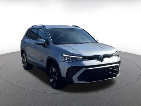 Used 2025 Volkswagen Taos SE image 3